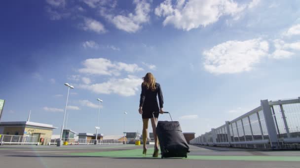 Mujer de negocios caminando con el equipaje en el aeropuerto — Vídeos de Stock