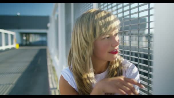 Femme souriante assise à l'extérieur 