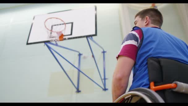 Player in wheelchair practices shooting for the basket — Stock Video