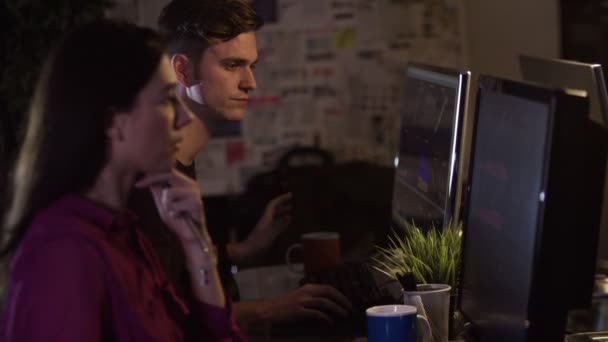 Hombre y mujer trabajando en computadoras — Vídeo de stock