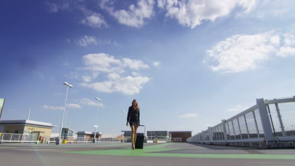 Geschäftsfrau läuft mit Gepäck am Flughafen — Stockvideo
