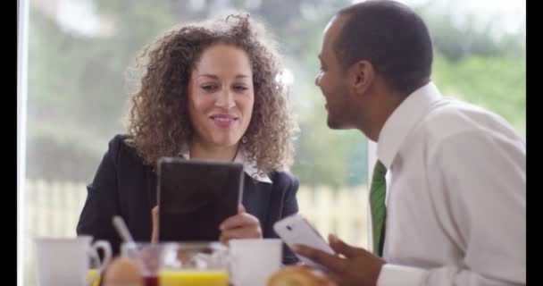 Пара використовує технології на сніданок — стокове відео