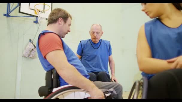 チームを持つ車椅子の選手を話します。 — ストック動画