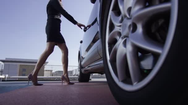 Geschäftsfrau läuft auf geparktes Auto zu — Stockvideo
