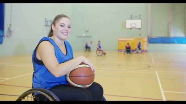 Sonriente jugador de baloncesto en silla de ruedas — Vídeo de stock