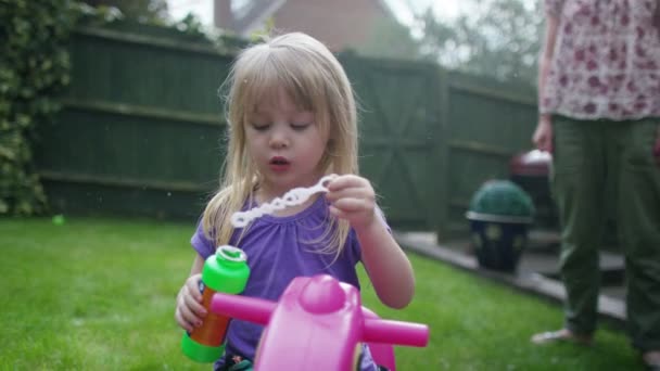 Близнецы играют в саду — стоковое видео