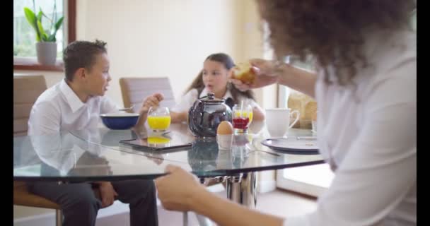 Familjen äter frukost tillsammans — Stockvideo