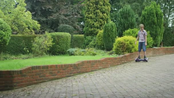 Jongen spelen op gemotoriseerde zweven bord — Stockvideo