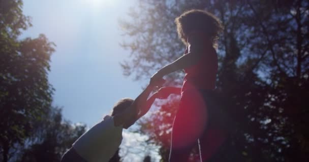 Madre e hija pasando tiempo al aire libre — Vídeos de Stock