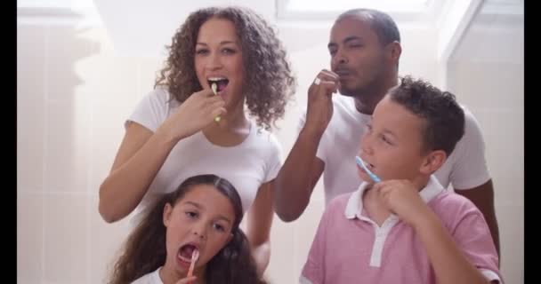 Familia limpieza de dientes — Vídeo de stock