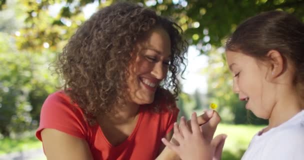 Mãe e filha passar o tempo ao ar livre — Vídeo de Stock