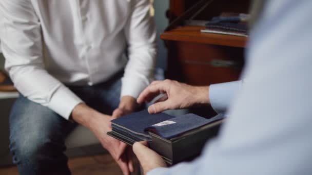 Cliente en una reunión con sastre — Vídeo de stock