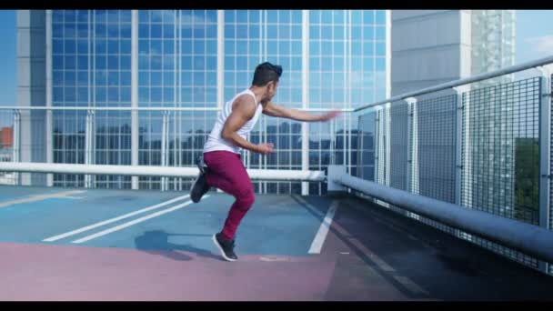 Straat danser pronken sommige bewegingen — Stockvideo