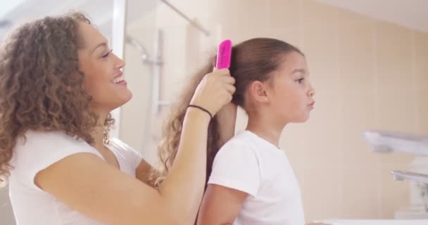 Küçük kızın saç anne — Stok video