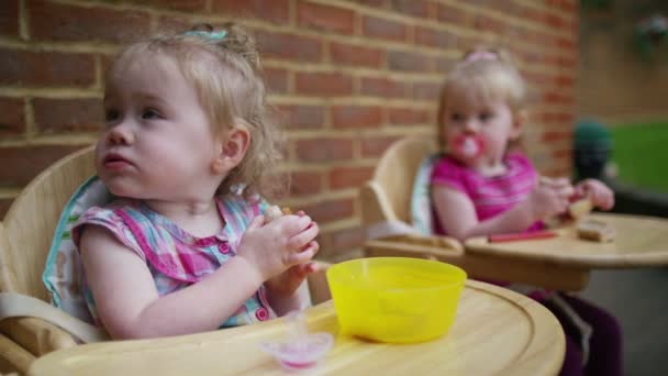 Bliźniaki Toddler jedzenia przekąski — Wideo stockowe