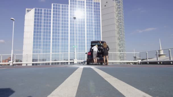 Mulheres de negócios colocando bagagem no carro — Vídeo de Stock