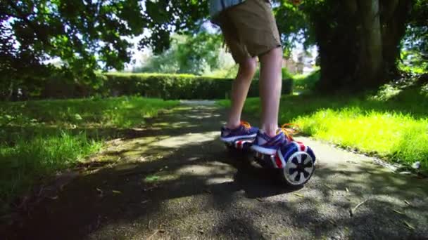 Junge spielt auf motorisiertem Schwebebrett — Stockvideo