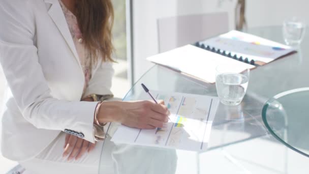 Femme d'affaires travaillant dans le bureau — Video