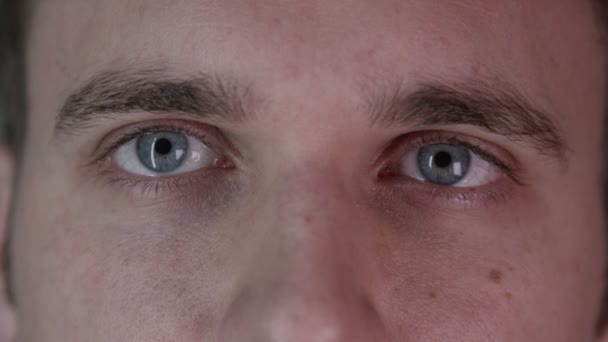 Augen eines attraktiven jungen Mannes — Stockvideo