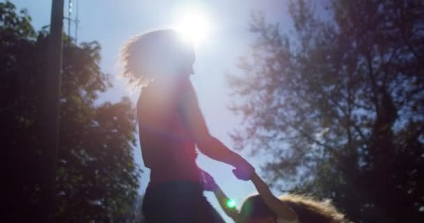 Madre e hija pasando tiempo al aire libre — Vídeo de stock