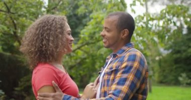 açık havada kucaklayan couplecouple