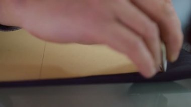 terzi dükkanında çalışan