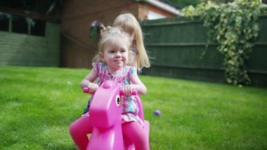 Yürümeye başlayan çocuk kız kardeşi ile oynamaktan