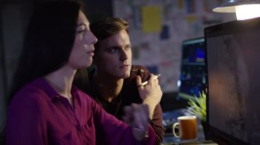  Mühendisler yaratıcı bir projeyi tartışmak