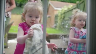 pencere temizleme kızlar