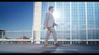 sokak dansçısı birkaç hareket gösterilen