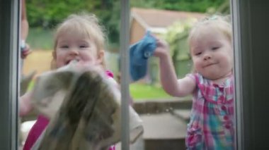 pencere temizleme kızlar