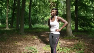 Çift ormanda koşuya devam