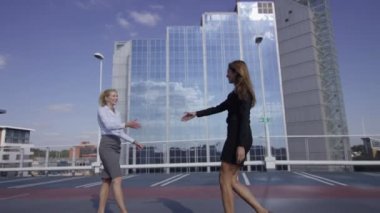 iş kadınları el sallamak