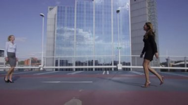 iş kadınları el sallamak