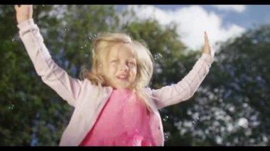 Baloncuklarla oynayan kız