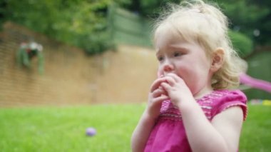  kızla bahçede oturan emzik