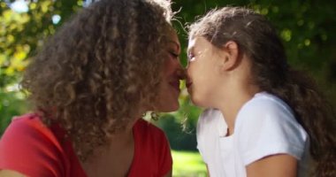 Anne ve kız açık havada vakit