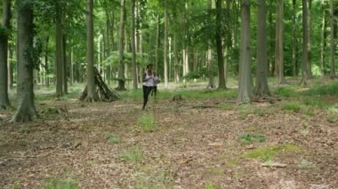 Çift ormanda koşuya devam