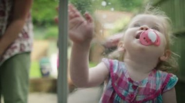 küçük kız temizlik pencere