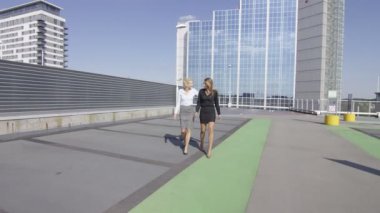 iş kadınları açık yürürken sohbet