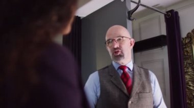 Kadın müşteri terzi tarafından ölçülen