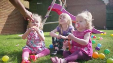 bahçede oynarken İkizler