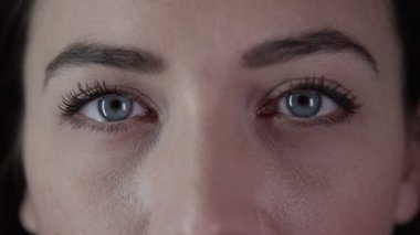 güzel bir genç kadının gözleri 