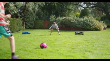 Futbol oynayan çocuklar 