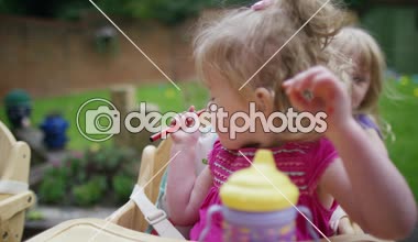 Küçük kız kardeş tarafından dört köşe