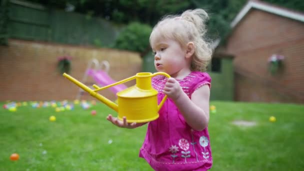 Девушка поливает растения — стоковое видео