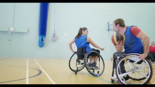 Jugadores en sillas de ruedas entrenando juntos — Vídeos de Stock