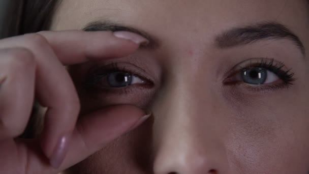 Глаза красивой молодой женщины — стоковое видео