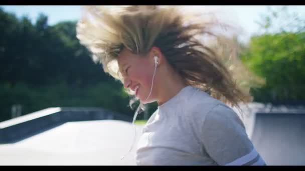 Bailarina escuchando música — Vídeo de stock