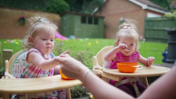 Madre alimentación niños gemelos — Vídeos de Stock